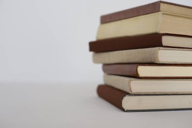 Beyaz arkaplan üzerine kitap yığını