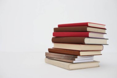 Beyaz arkaplan üzerine kitap yığını