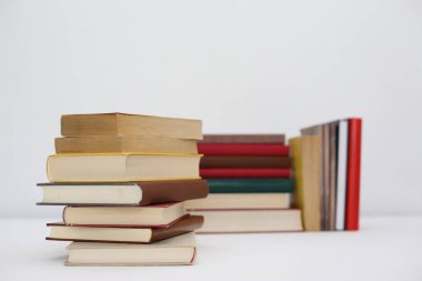 Beyaz arkaplan üzerine kitap yığını