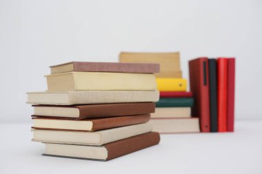 Beyaz arkaplan üzerine kitap yığını