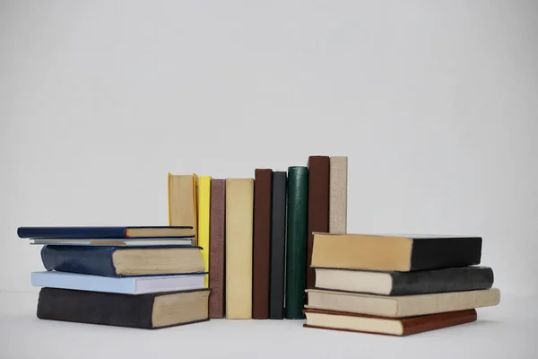 Libros Sobre Fondo Blanco — Foto de Stock