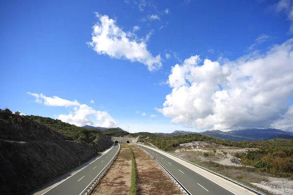 Białe Chmury Niebieskim Niebie Nad Autostradą — Zdjęcie stockowe