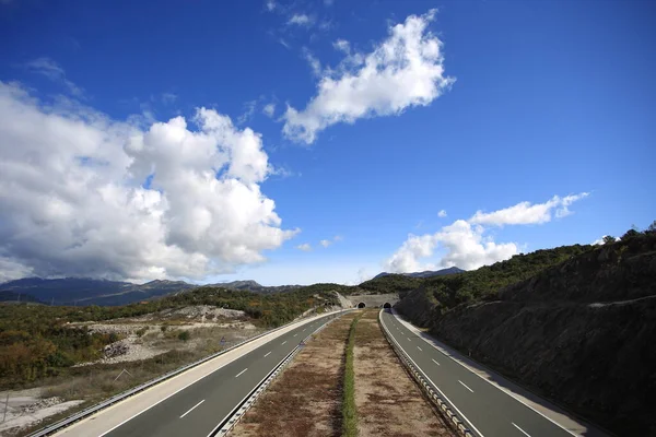 Nuages Blancs Dans Ciel Bleu Dessus Autoroute — Photo