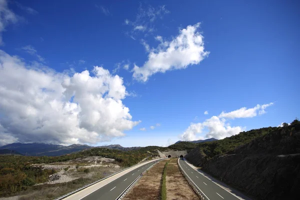 White Clouds Blue Sky Highway — Stock Photo, Image