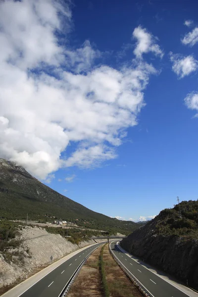 White Clouds Blue Sky Highway — Stock Photo, Image