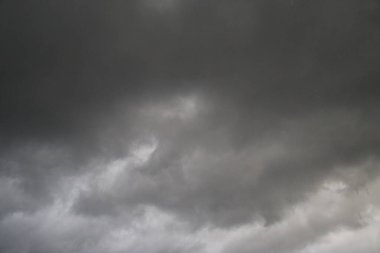 Kara yağmurlu bulutlu gökyüzü