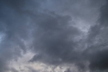 Kara yağmurlu bulutlu gökyüzü