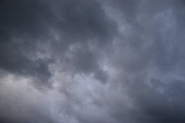 Kara yağmurlu bulutlu gökyüzü