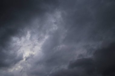 Kara yağmurlu bulutlu gökyüzü