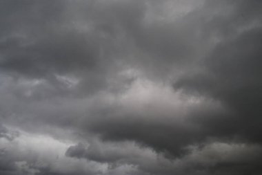 Kara yağmurlu bulutlu gökyüzü