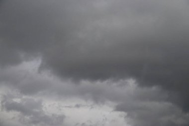 Kara yağmurlu bulutlu gökyüzü