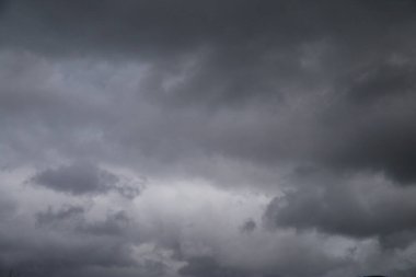 Kara yağmurlu bulutlu gökyüzü