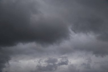 Kara yağmurlu bulutlu gökyüzü