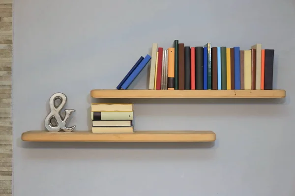 Kitaplar Okul Rafında Gri Bir Duvarda — Stok fotoğraf