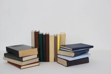 Beyaz arkaplan üzerine kitaplar