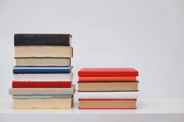Beyaz arkaplan üzerine kitaplar