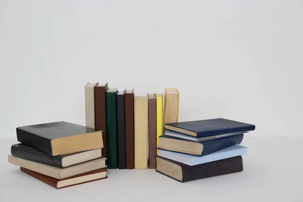 Bücher Auf Weißem Hintergrund — Stockfoto