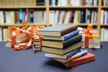 Kitaplar ve hediyeler kütüphane masasında.