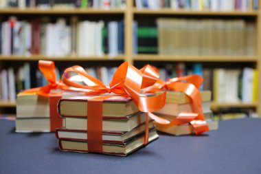 Kitaplar ve hediyeler kütüphane masasında.