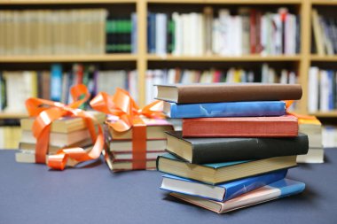 Kitaplar ve hediyeler kütüphane masasında.