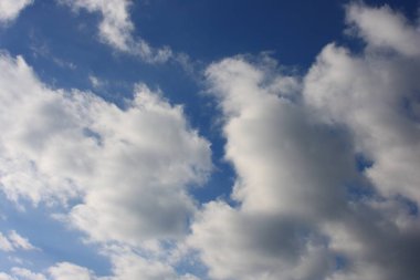 Beyaz bulutlu mavi gökyüzü