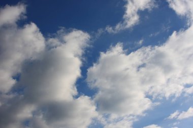 Beyaz bulutlu mavi gökyüzü