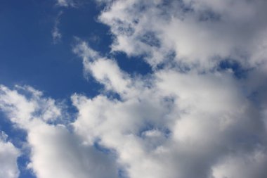 Beyaz bulutlu mavi gökyüzü