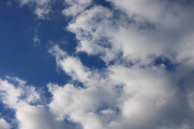 Beyaz bulutlu mavi gökyüzü