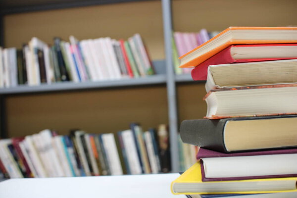 Книги на столе в публичной библиотеке