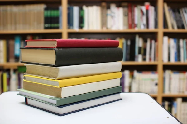 Libros Sobre Mesa Biblioteca Pública — Foto de Stock