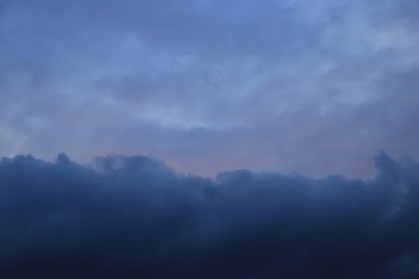Sötét Felhők Eső Előtt — Stock Fotó