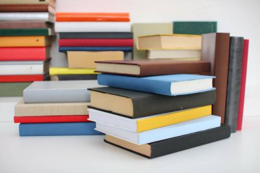 Beyaz arkaplan üzerine kitap yığını