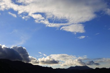 Beyaz bulutlu mavi gökyüzü