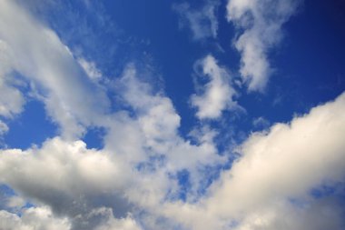 Beyaz bulutlu mavi gökyüzü