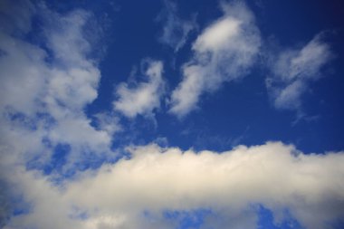 Beyaz bulutlu mavi gökyüzü