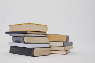 Beyaz arkaplan üzerine kitap yığını