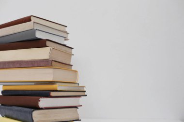 Beyaz arkaplan üzerine kitap yığını