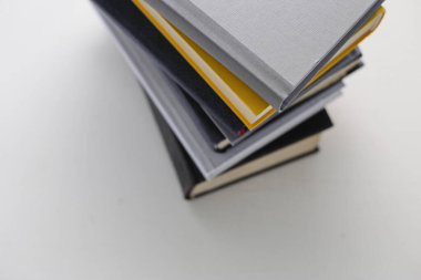 Beyaz üzerine kitap yığını