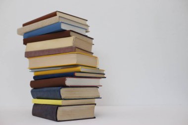 Kitaplar kütüphanede masanın üstünde.