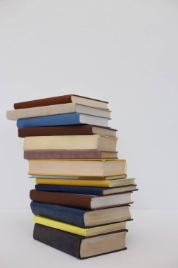 Kitaplar kütüphanede masanın üstünde.