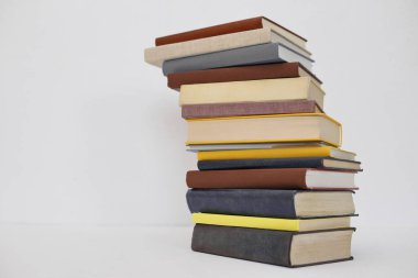 Beyaz üzerine kitap yığını