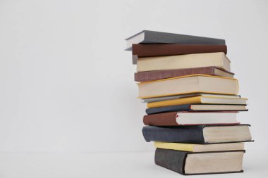 Beyaz üzerine kitap yığını