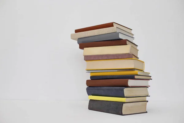 Libros Sobre Mesa Con Fondo Blanco — Foto de Stock