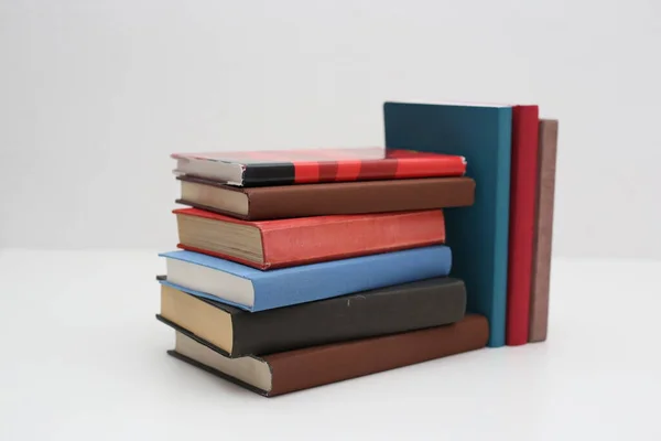 Könyvek Asztalon Fehér Háttérrel — Stock Fotó