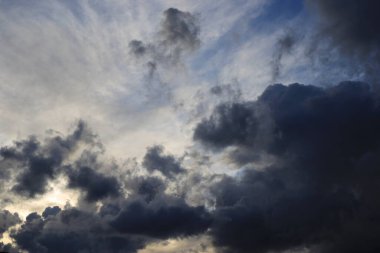 Beyaz bulutlu mavi gökyüzü