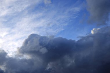 Beyaz bulutlu mavi gökyüzü