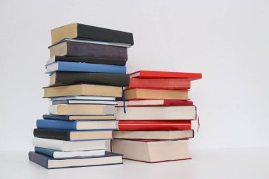 Beyaz arkaplan üzerine kitap yığını