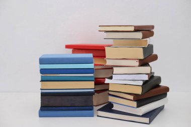  Beyaz arkaplan üzerine kitap yığını