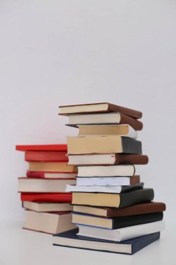  Beyaz arkaplan üzerine kitap yığını