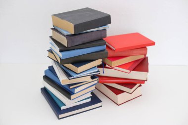 Beyaz arkaplan üzerine kitap yığını